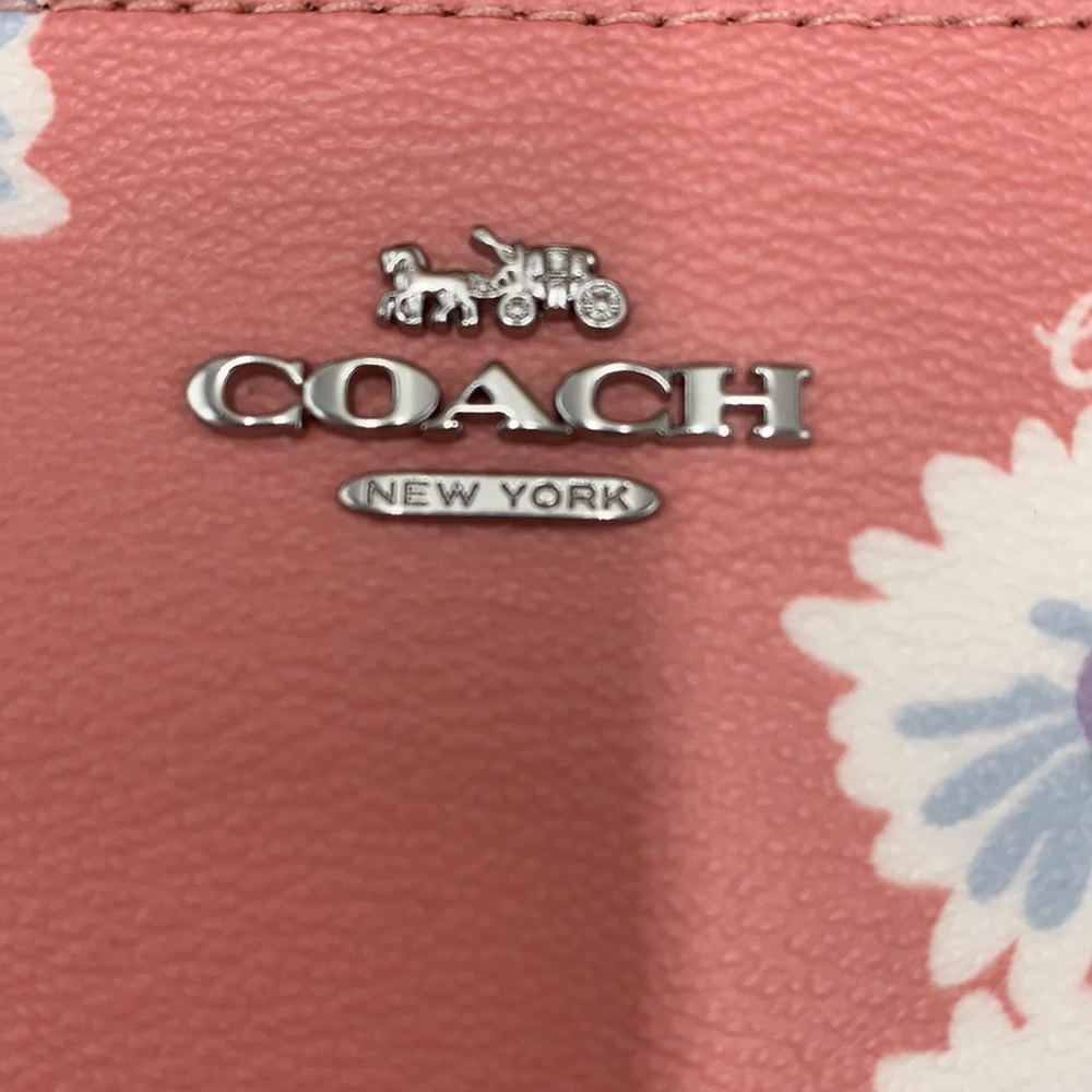 COACH Boxed Corner Zip Wristlet With Daisy Print COLOR:
Silver/Bubblegum… - Picture 15 of 16